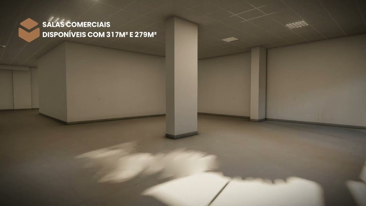 Sala comercial com luz natural pela fachada de vitrine